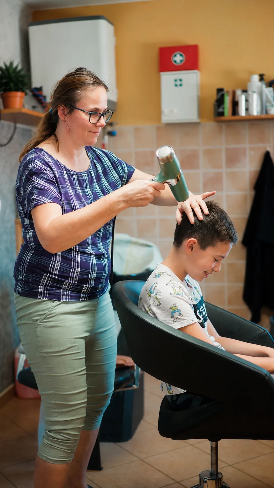 Markéta Sklenaříková při práci v kadeřnictví