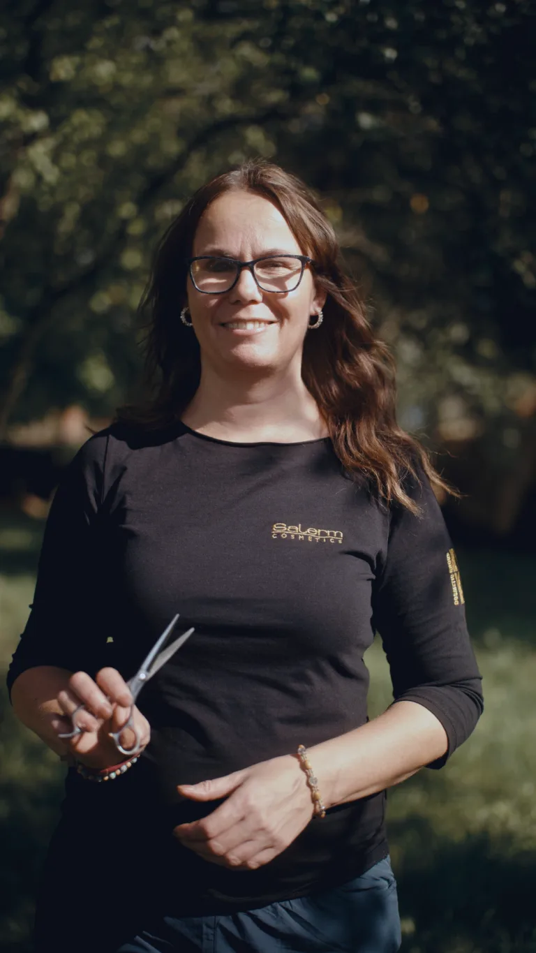 Markéta Sklenaříková s nůžkami v ruce, podvečer v sadu